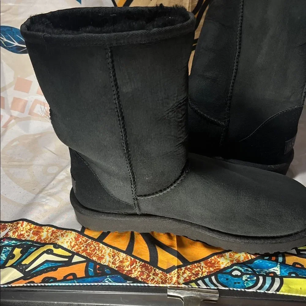 UGG Women's Classic Short - Size 9